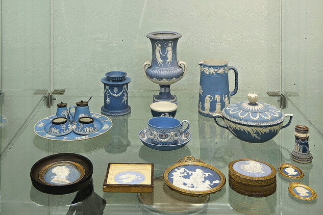 Stolní nádobí s bílými reliéfy na modrém podkladě a nástěnné miniatury v rámech, anglická jaspisová kamenina Jasperware,  Etrurie, konec 18. a první polovina 19. století