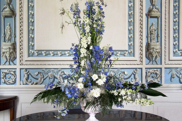 © Flower arrangement in the Blue Salon