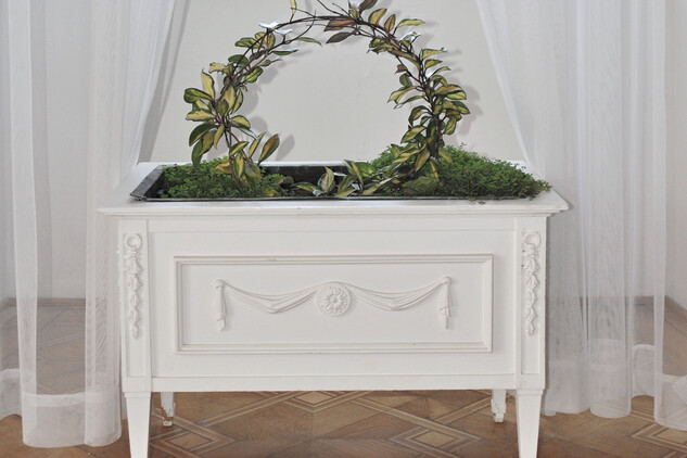 Flower box in the small dining room