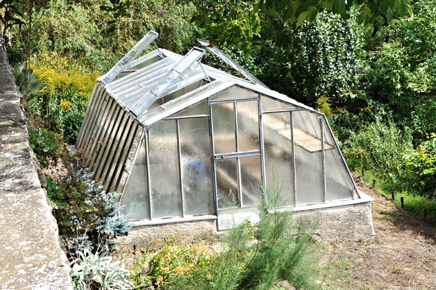 Treibhaus im Garten zur Versorgung unterhalb der Südmauer