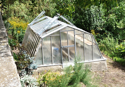 Treibhaus im Garten zur Versorgung unterhalb der Südmauer