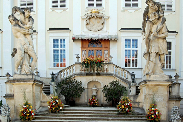 Uroczysta dekoracja kwiatowa schodów wejściowych dziedzińca honorowego