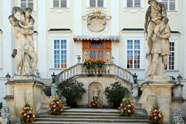 Festlicher Blumenschmuck am Treppeneingang zum Ehrenhof 