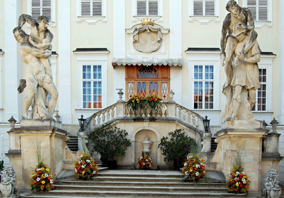 Festlicher Blumenschmuck am Treppeneingang zum Ehrenhof 