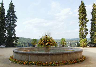 Festlich geschmückter Springbrunnen im Ehrenhof