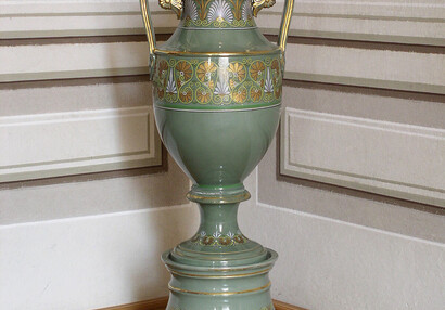 Bemalte und mit Vergoldung dekorierte Vase mit Untersetzer