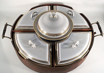 Serving set with rotating tray