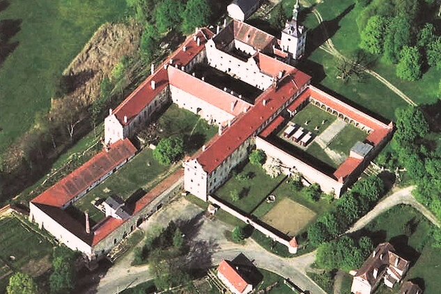 Letecký pohled na zámek Uherčice Uherčice