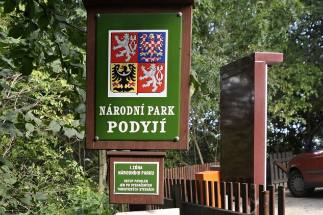 Tablica informacyjna Parku Narodowego Podyjí przed wejściem do pałacu