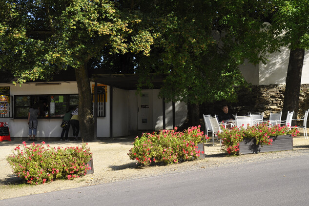 Refreshments in front of the entrance to the chateau