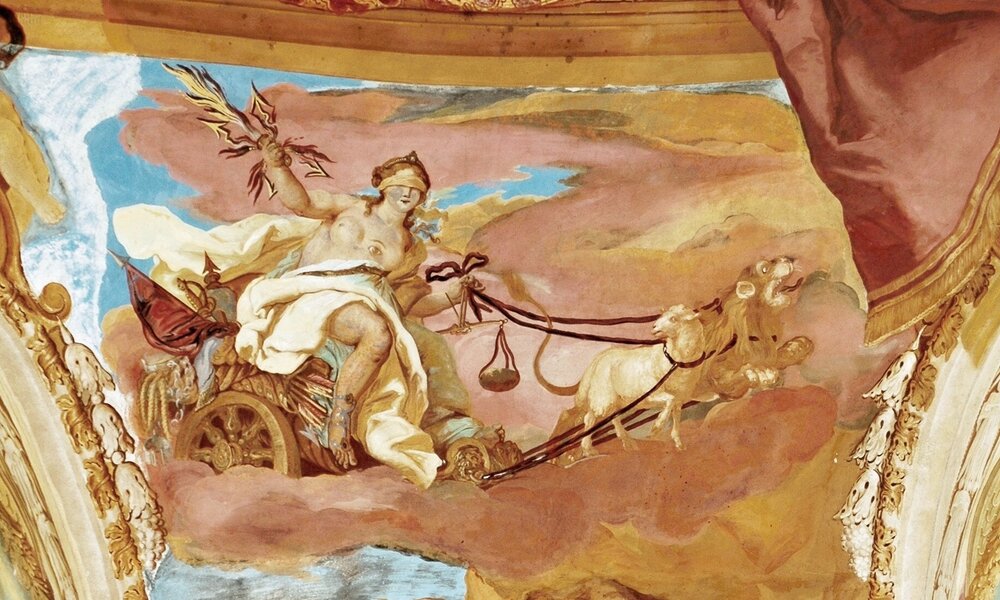 Detail der Allegorie „Gerechtigkeit“ aus der Freske über dem Gesims des Ahnensaales