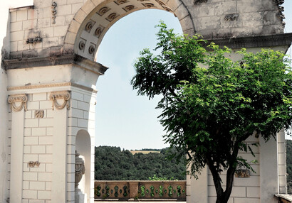 Triumphal arch on the south terrace by the Hall of the Ancestors