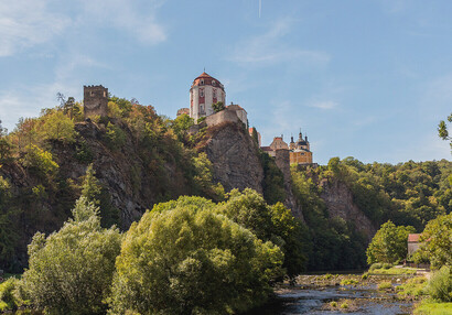 Pałac ze wzgórzem Vraní věž od strony zapory na rzece Dyja